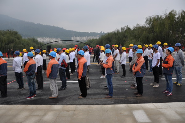 祝賀安寧市龍川西路建設(shè)工程完成初驗(yàn)且正式通車
