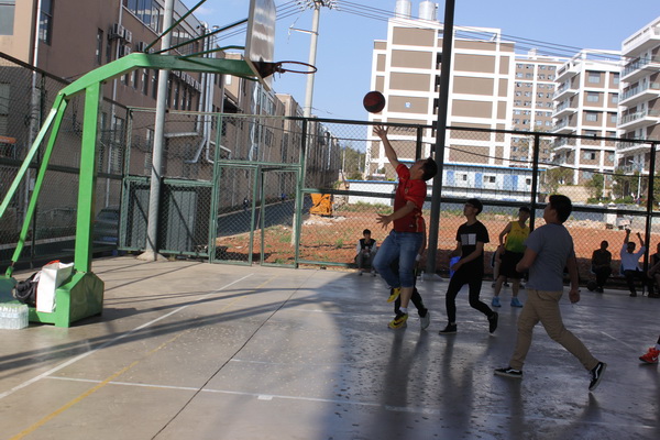 公司與藍焰燃氣有限公司舉行籃球聯(lián)誼賽