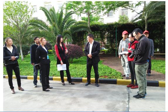 安寧市領(lǐng)導(dǎo)宣傳部陸毅敏部長到興城物業(yè)小區(qū)巡查創(chuàng)文宣傳工作