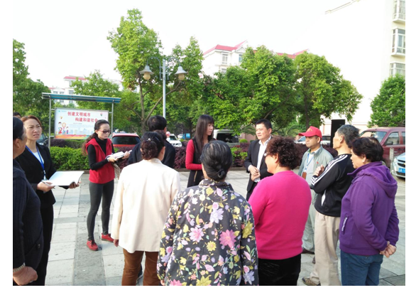 安寧市領(lǐng)導(dǎo)宣傳部陸毅敏部長到興城物業(yè)小區(qū)巡查創(chuàng)文宣傳工作