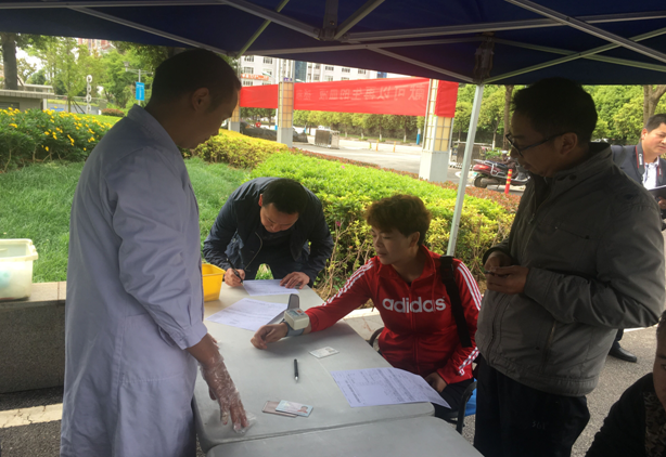 公司黨員干部帶頭無償獻(xiàn)血