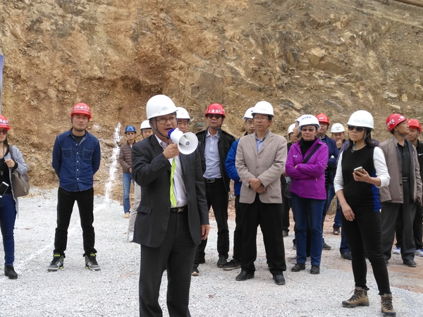 昆明市水務(wù)系統(tǒng)2017年度安全生產(chǎn)學(xué)習(xí)團(tuán)隊(duì)到我司監(jiān)理的小營(yíng)水庫(kù)擴(kuò)建項(xiàng)目參觀