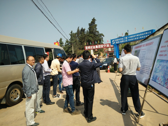 滇中產(chǎn)業(yè)新區(qū)管委會領(lǐng)導(dǎo)到我司監(jiān)理的320國道安寧城區(qū)金方路口至湖東路口段改造工程項目視察