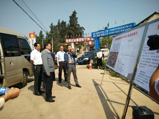 滇中產(chǎn)業(yè)新區(qū)管委會領(lǐng)導(dǎo)到我司監(jiān)理的320國道安寧城區(qū)金方路口至湖東路口段改造工程項目視察