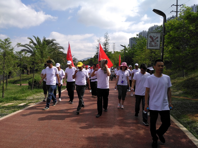 “綠水青山就是金山銀山，文明城市創(chuàng)建你我同參與”綠色出行、千人走寧湖活動(dòng)