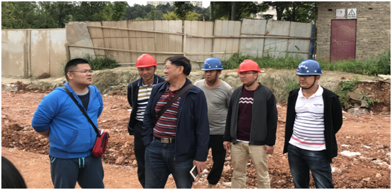 安寧市住房和城鄉(xiāng)建設局領導攜昆明市創(chuàng)“海綿城市”小組有關領導親臨我公司監(jiān)理的320國道金方路口至湖東路口改造工程現(xiàn)場指導工作